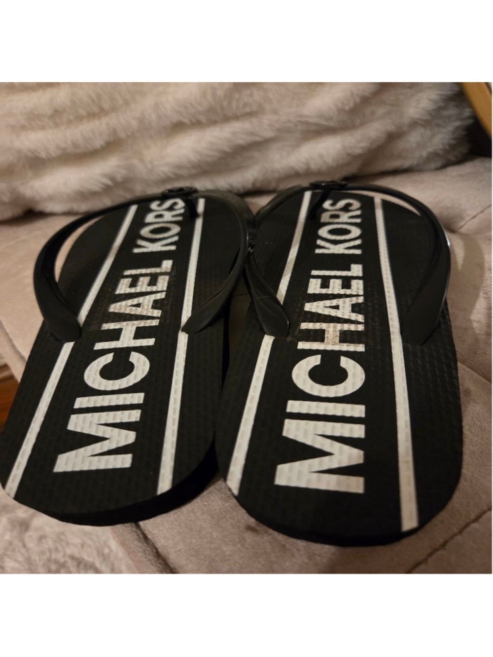 Women's Michael Kors Black and White Logo Flip Flop Sandals Size 10 - Picture 4 of 14